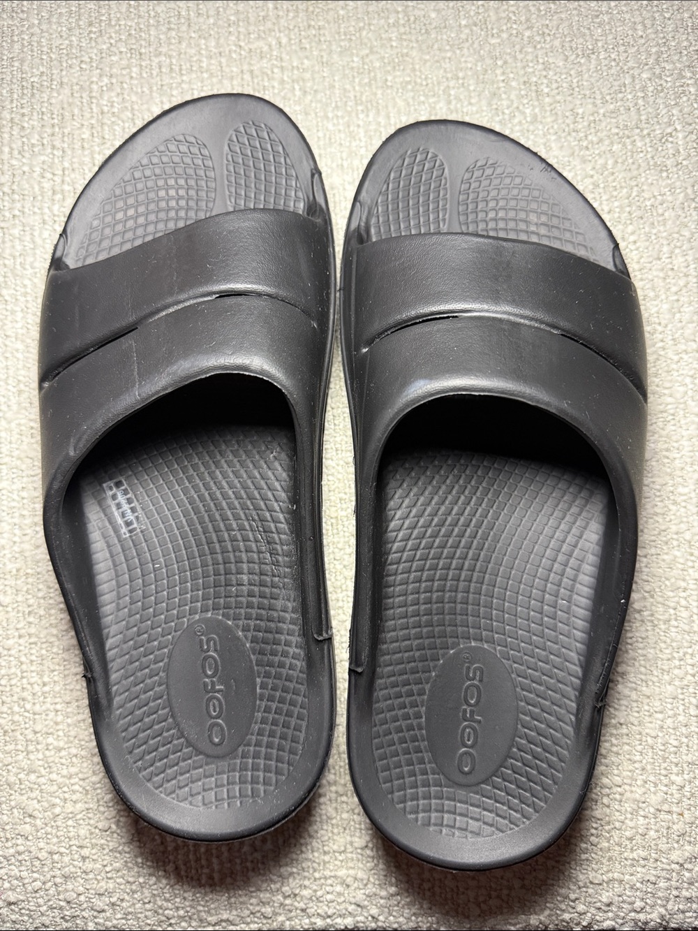 OOFOS Black Recovery Slide Sandals — Cushioned Slip-On Comfort